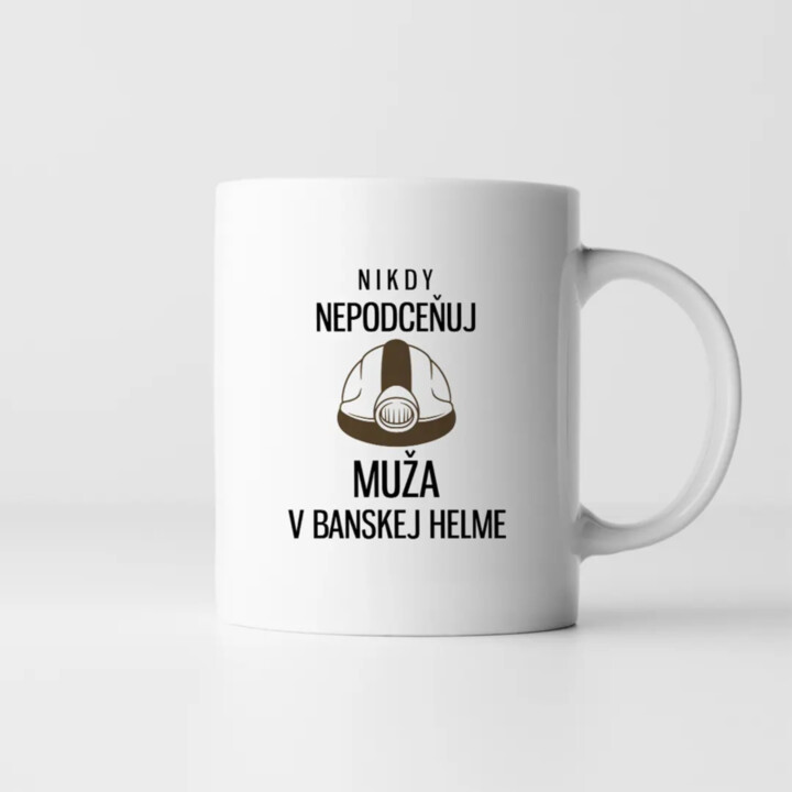 Nikdy nepodceňuj muža v banskej helme - keramický hrnček s potlačou