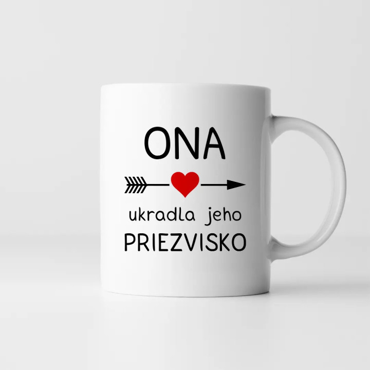 ONA ukradla jeho priezvisko - keramický hrnček s potlačou