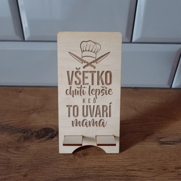 Všetko chutí lepšie, keď to uvarí mama - stojanček na telefón s gravírovaním