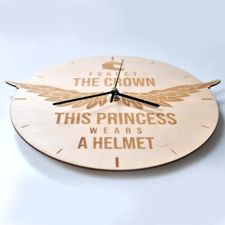 Forget the crown, this princess wears a helmet - drevené nástenné hodiny s gravírovaním