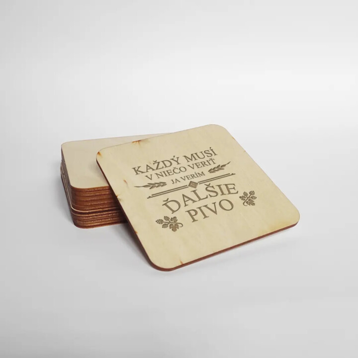 Každý musí v niečo veriť. Ja verím v ďalšie pivo - sada gravírovaných podložiek pod poháre