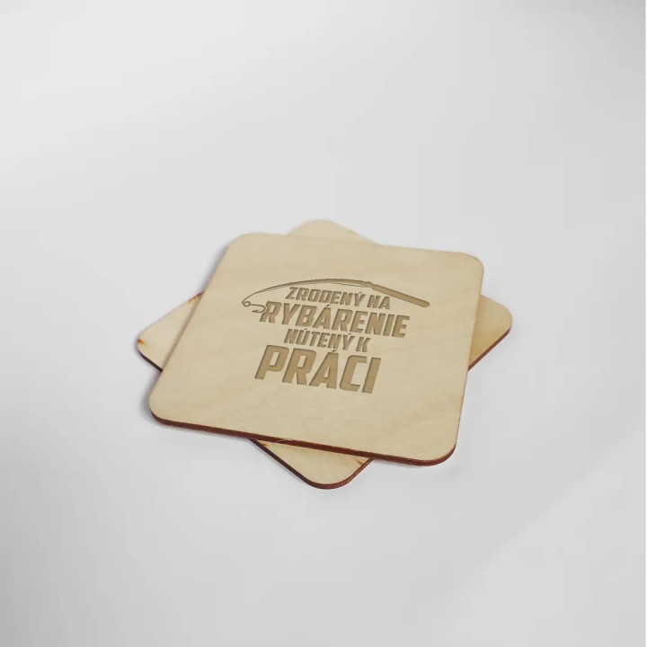 Zrodený na rybárenie - nútený k práci - sada gravírovaných podložiek pod poháre