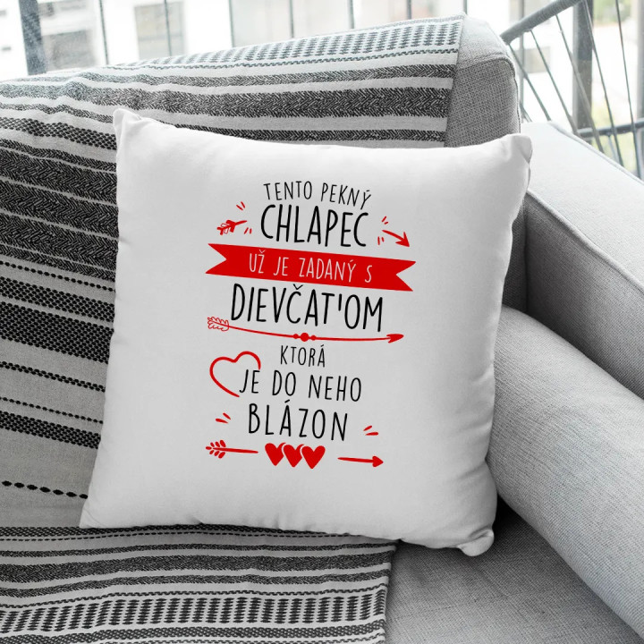Tento pekný chlapec už je zadaný s dievčaťom - vankúš s potlačou