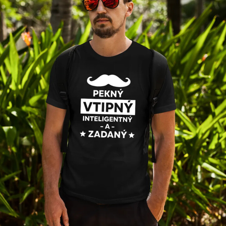 Pekný, vtipný, inteligentný a zadaný - pánske tričko s potlačou