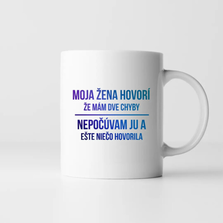 Moja žena hovorí, že mám dve chyby - keramický hrnček s potlačou