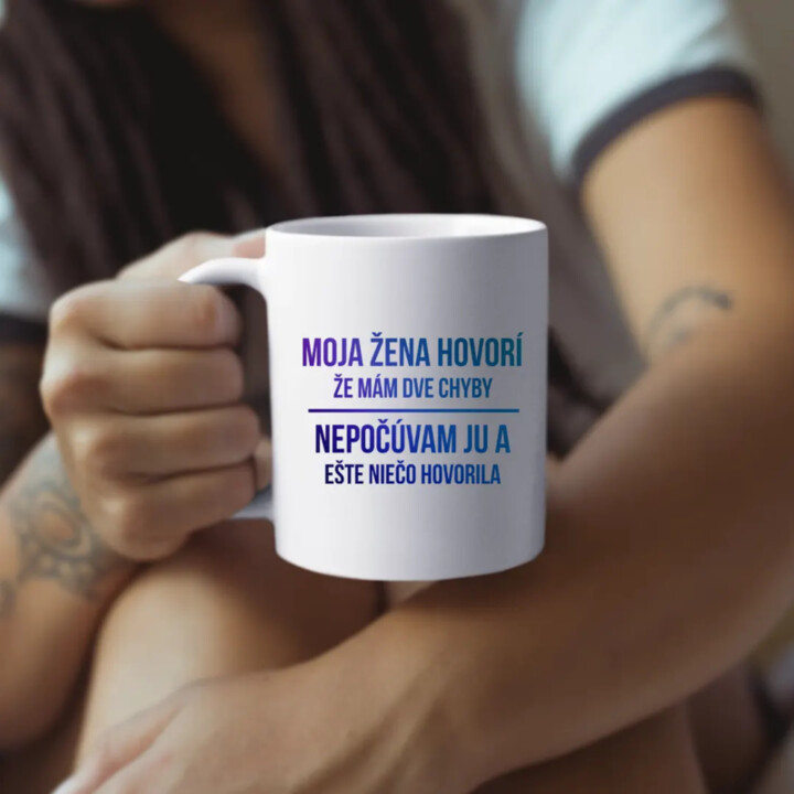 Moja žena hovorí, že mám dve chyby - keramický hrnček s potlačou