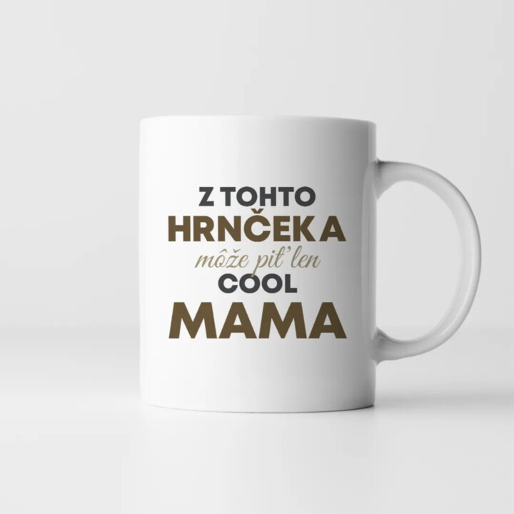 Z tohto hrnčeka môže piť len cool mama - keramický hrnček s potlačou