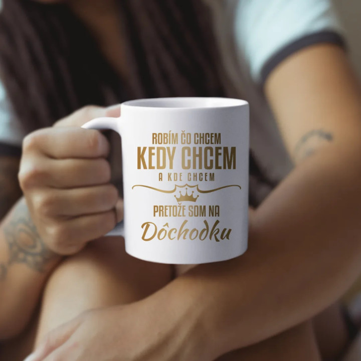 Robím, čo chcem, kedy chcem a kde chcem, pretože som na dôchodku - keramický hrnček s potlačou