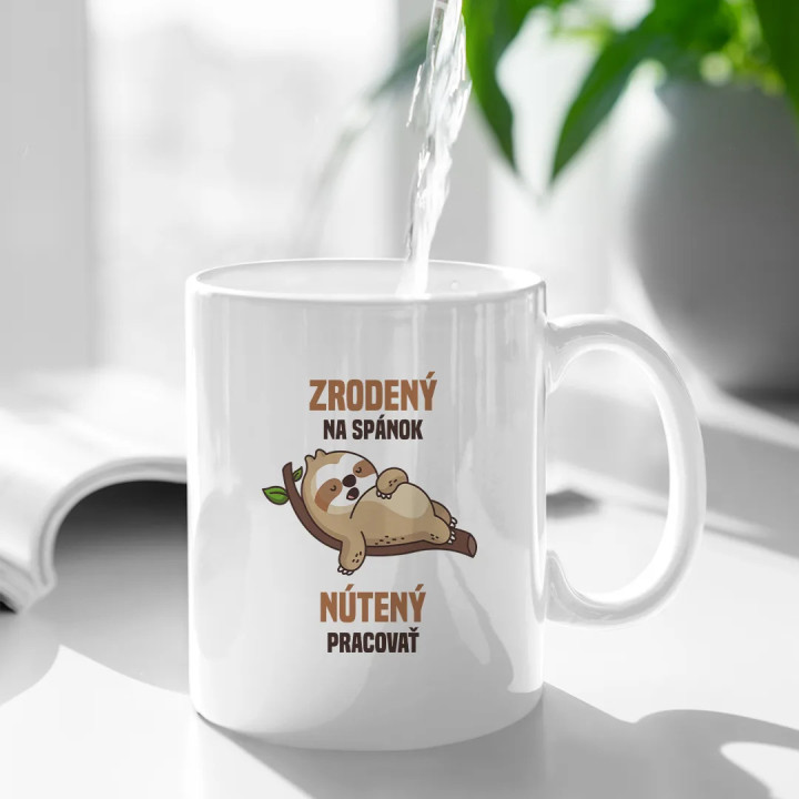 Zrodený na spánok, nútený pracovať - keramický hrnček s potlačou