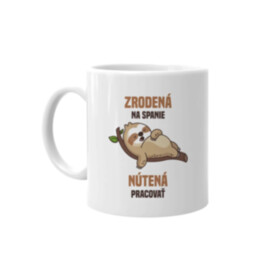 Zrodená na spanie, nútená pracovať - keramický hrnček s potlačou