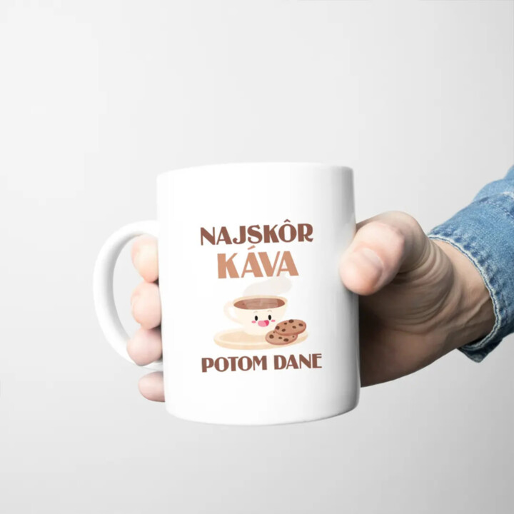Najskôr káva, potom dane - keramický hrnček s potlačou