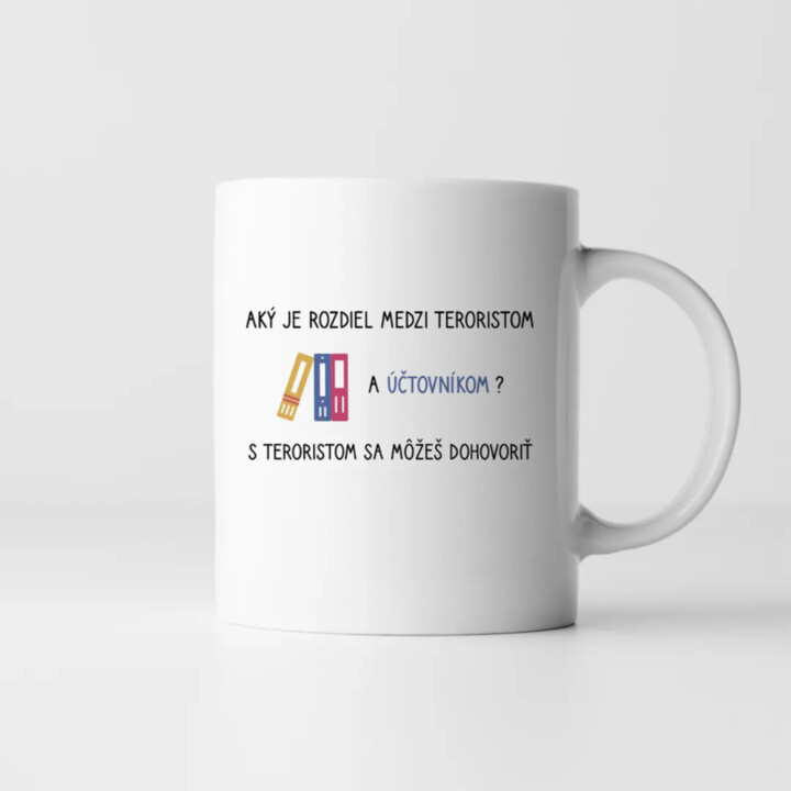 Aký je rozdiel medzi teroristom a účtovníkom?  keramický hrnček s potlačou