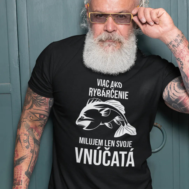 Viac ako rybárčenie milujem len svoje vnúčatá  - pánske tričko s potlačou
