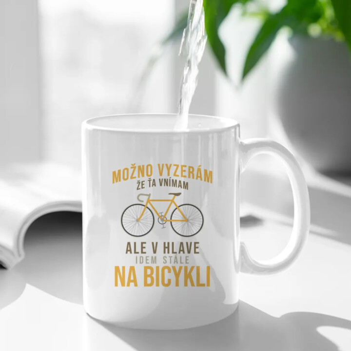 Možno vyzerám, že ťa vnímam, ale v hlave idem stále na bicykli -  keramický hrnček s potlačou