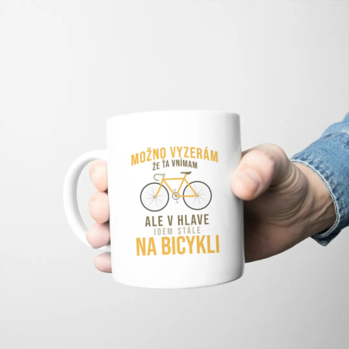 Možno vyzerám, že ťa vnímam, ale v hlave idem stále na bicykli -  keramický hrnček s potlačou