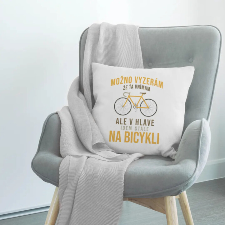 Možno vyzerám, že ťa vnímam, ale v hlave idem stále na bicykli - vankúš s potlačou
