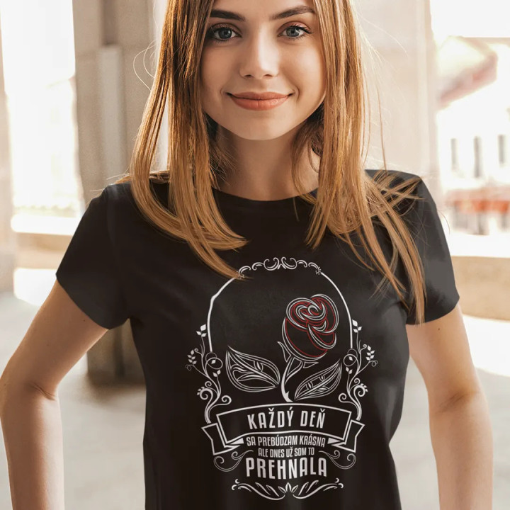 Každý deň sa prebúdzam krásna, ale dnes už som to prehnala - dámske tričko s potlačou