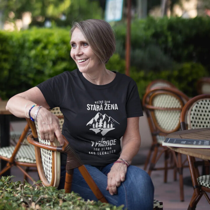 Možno som stará žena, ale v prírode som mladá ako teenager - dámske tričko s potlačou