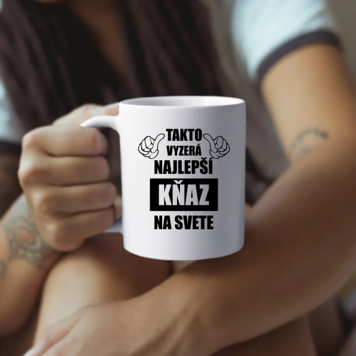 Takto vyzerá najlepší kňaz na svete -  keramický hrnček s potlačou