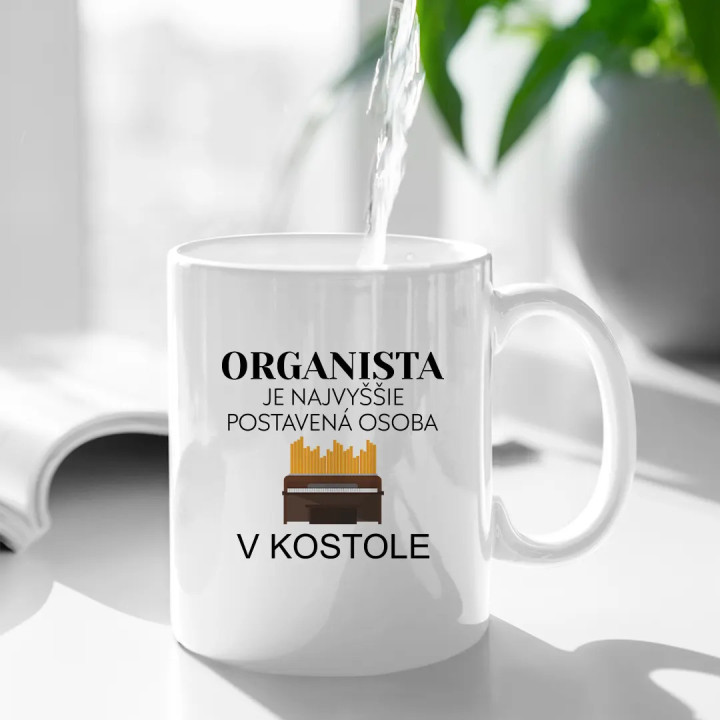 Organista je najvyššie postavená osoba v kostole -  keramický hrnček s potlačou