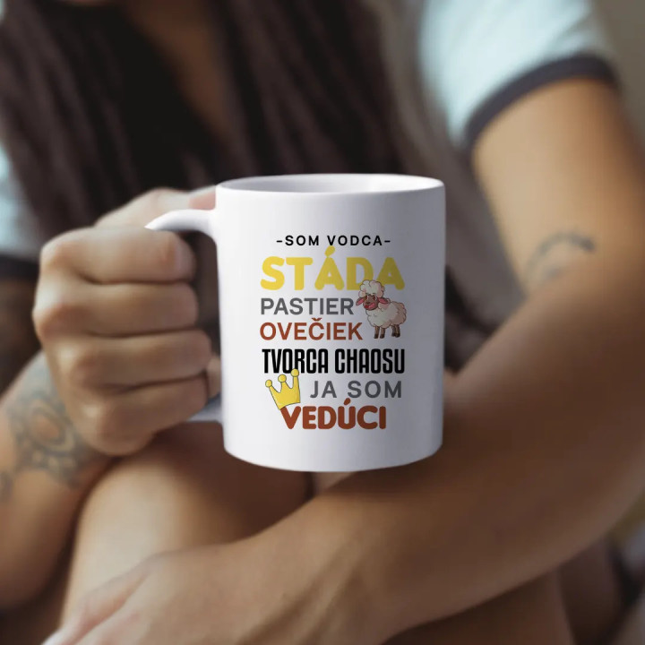 Som vodca stáda, pastier ovečiek, tvorca chaosu, ja som vedúci -  keramický hrnček s potlačou