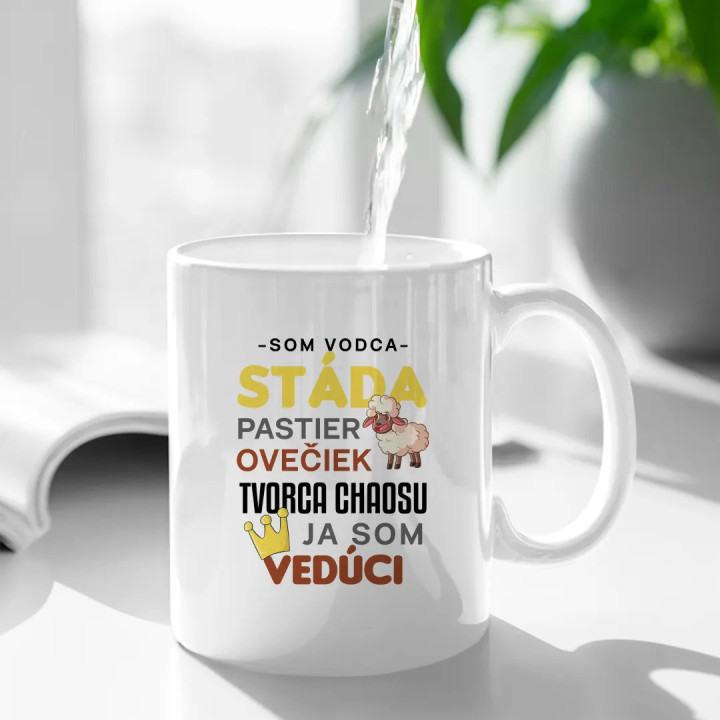 Som vodca stáda, pastier ovečiek, tvorca chaosu, ja som vedúci -  keramický hrnček s potlačou