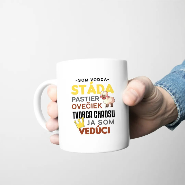 Som vodca stáda, pastier ovečiek, tvorca chaosu, ja som vedúci -  keramický hrnček s potlačou