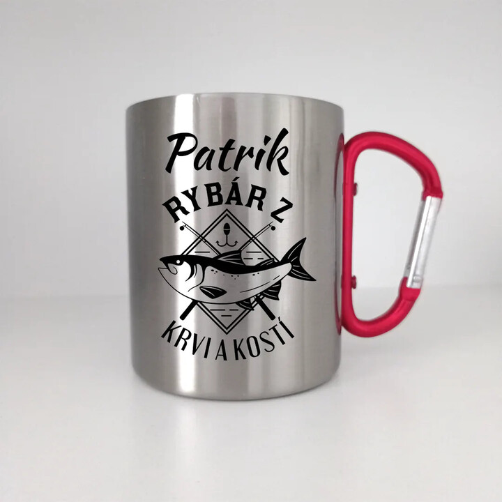 Rybár z krvi a kostí (meno) - kovový hrnček s karabínkou - personalizovaný produkt