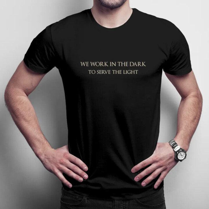 We work in the dark to serve the light - pánske tričko pre fanúšikov hier Assassin's Creed Mirage