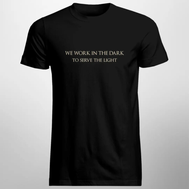 We work in the dark to serve the light - pánske tričko pre fanúšikov hier Assassin's Creed Mirage