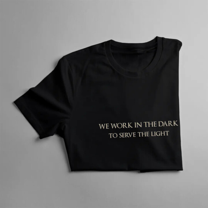 We work in the dark to serve the light - pánske tričko pre fanúšikov hier Assassin's Creed Mirage