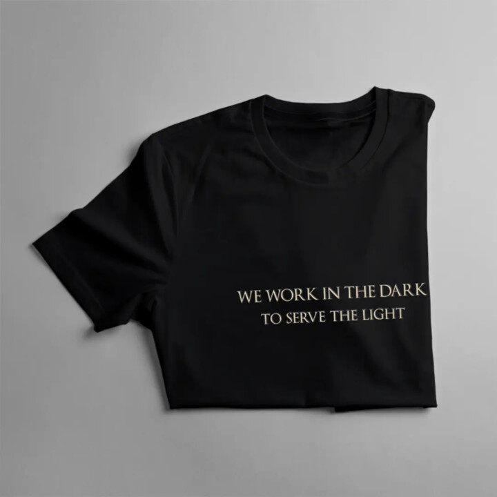 We work in the dark to serve the light - dámske tričko pre fanúšikov hier Assassin's Creed Mirage