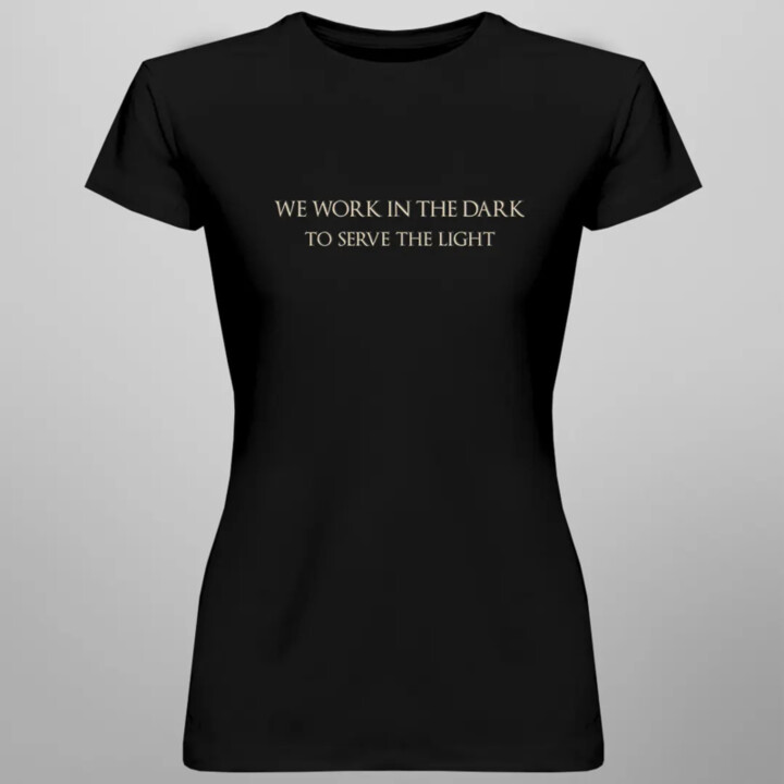 We work in the dark to serve the light - dámske tričko pre fanúšikov hier Assassin's Creed Mirage