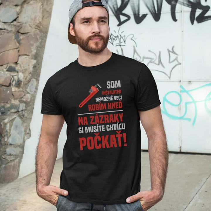 Som inštalatér, nemožné veci robím hneď, na zázraky si musíte chvíľu počkať! - pánske tričko s potlačou