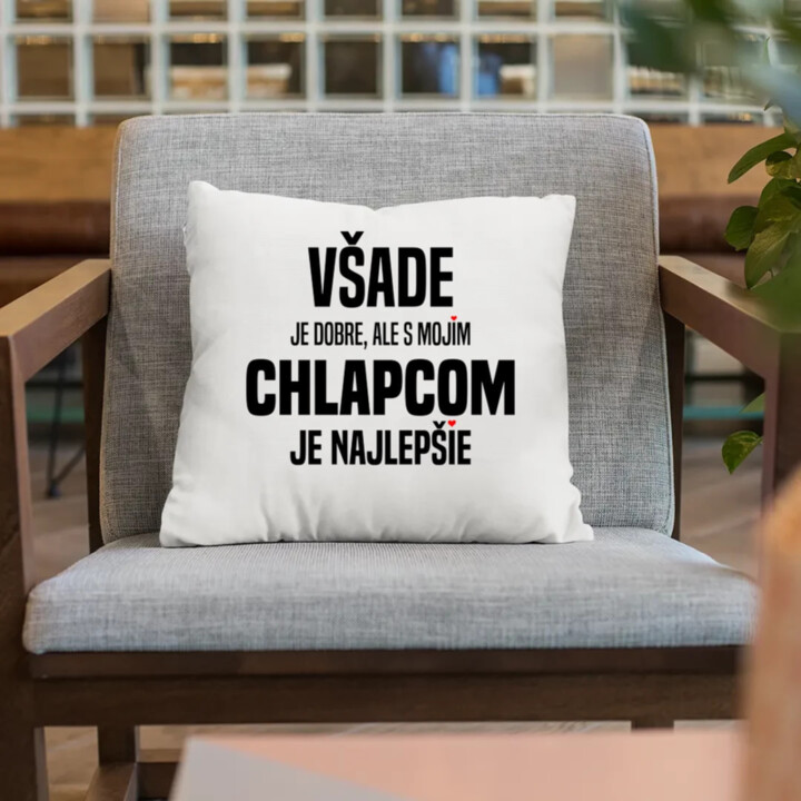 Všade je dobre, ale s mojím chlapcom je najlepšie - vankúš s potlačou