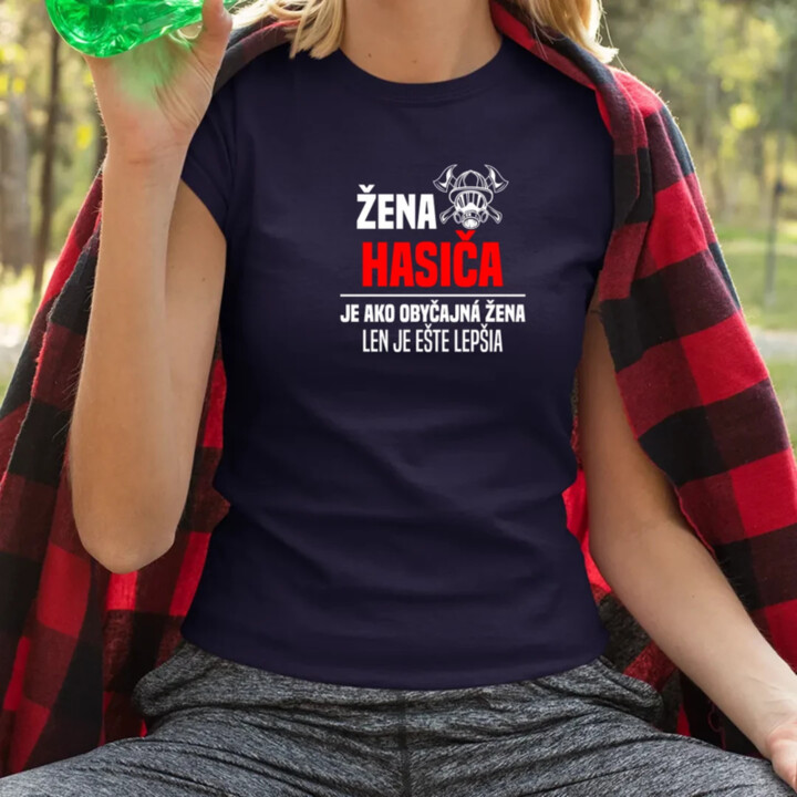 žena hasiča je ako obyčajná žena, len je ešte lepšia - dámske tričko s potlačou