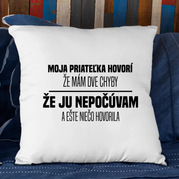 Moja priateľka hovorí, že mám dve chyby: že ju nepočúvam a ešte niečo hovorila - vankúš s potlačou