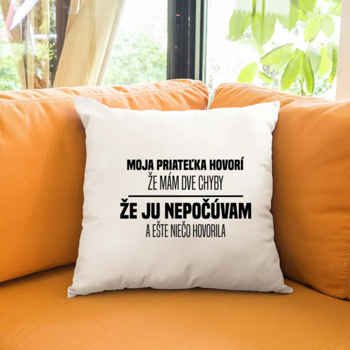 Moja priateľka hovorí, že mám dve chyby: že ju nepočúvam a ešte niečo hovorila - vankúš s potlačou