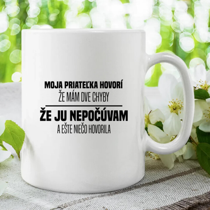 Moja priateľka hovorí, že mám dve chyby: že ju nepočúvam a ešte niečo hovorila - keramický hrnček s potlačou