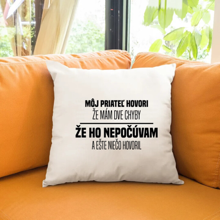 Môj priateľ hovorí, že mám dve chyby: že ho nepočúvam a ešte niečo hovoril  - vankúš s potlačou