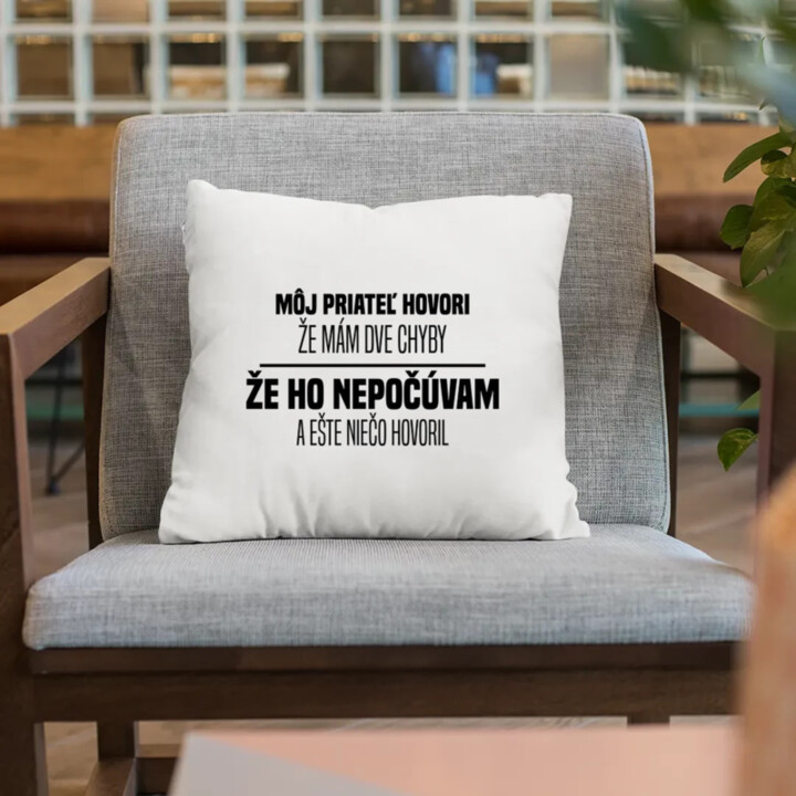 Môj priateľ hovorí, že mám dve chyby: že ho nepočúvam a ešte niečo hovoril  - vankúš s potlačou