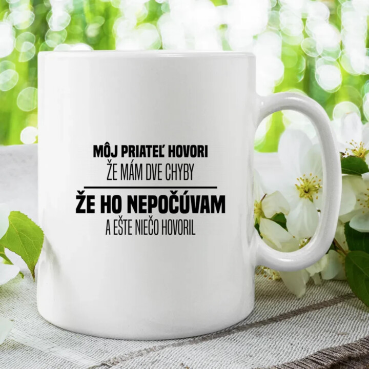 Môj priateľ hovorí, že mám dve chyby: že ho nepočúvam a ešte niečo hovoril  - keramický hrnček s potlačou