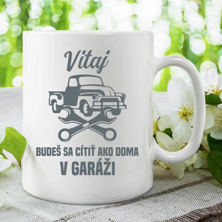 Vitaj, budeš sa cítiť ako doma v garáži  - keramický hrnček s potlačou