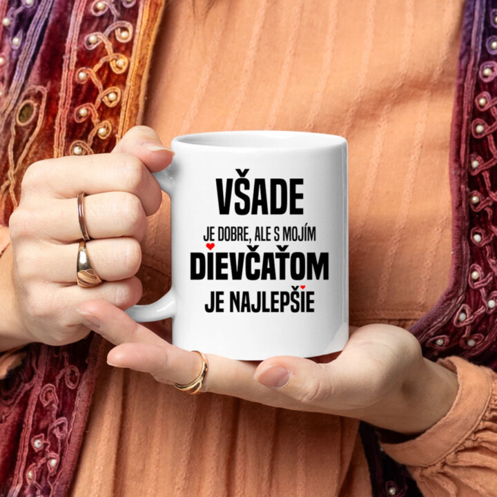 Všade je dobre, ale s mojím dievčaťom je najlepšie - keramický hrnček s potlačou