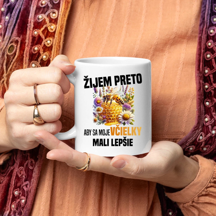 Žijem preto, aby sa moje včielky mali lepšie - keramický hrnček s potlačou