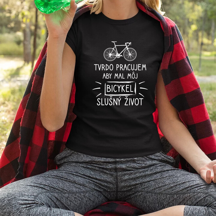 Tvrdo pracujem, aby mal môj Bicykel slušný život - dámske tričko s potlačou