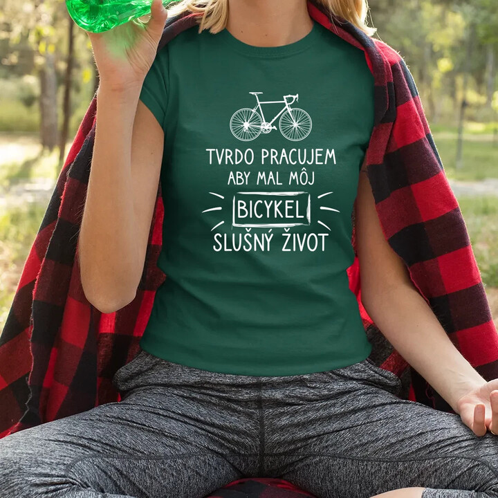 Tvrdo pracujem, aby mal môj Bicykel slušný život - dámske tričko s potlačou