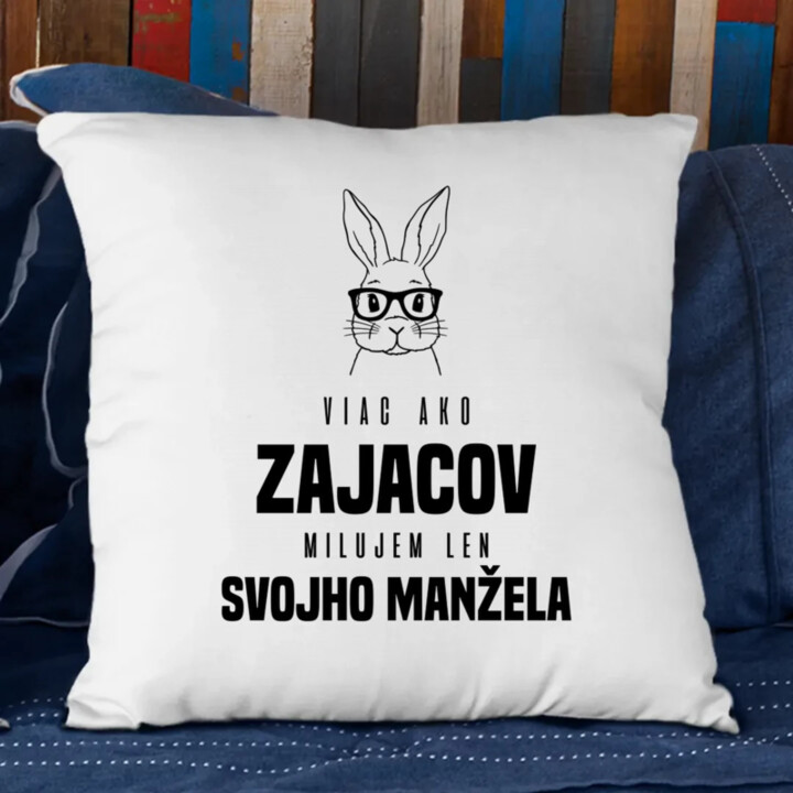 Viac ako zajacov milujem len svojho manžela - vankúš s potlačou