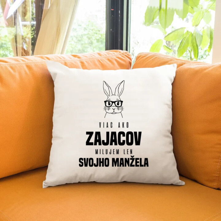 Viac ako zajacov milujem len svojho manžela - vankúš s potlačou
