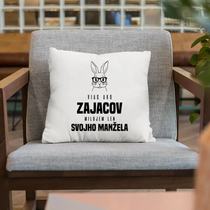 Viac ako zajacov milujem len svojho manžela - vankúš s potlačou